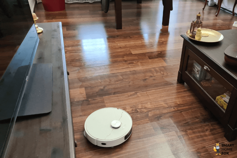 Ein Saug-Wisch-Roboter reinigt in einem Senioren-Haushalt den Boden.